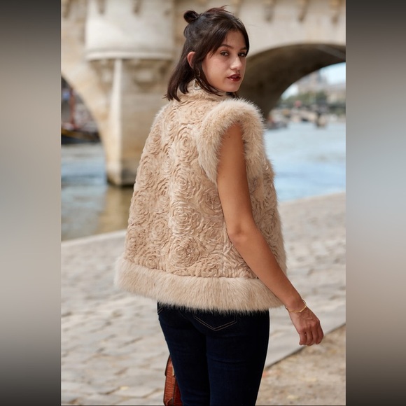 FROM PARIS FRANCE BEAUTIFUL FAUX FUR VEST JACKET - Picture 3 of 4